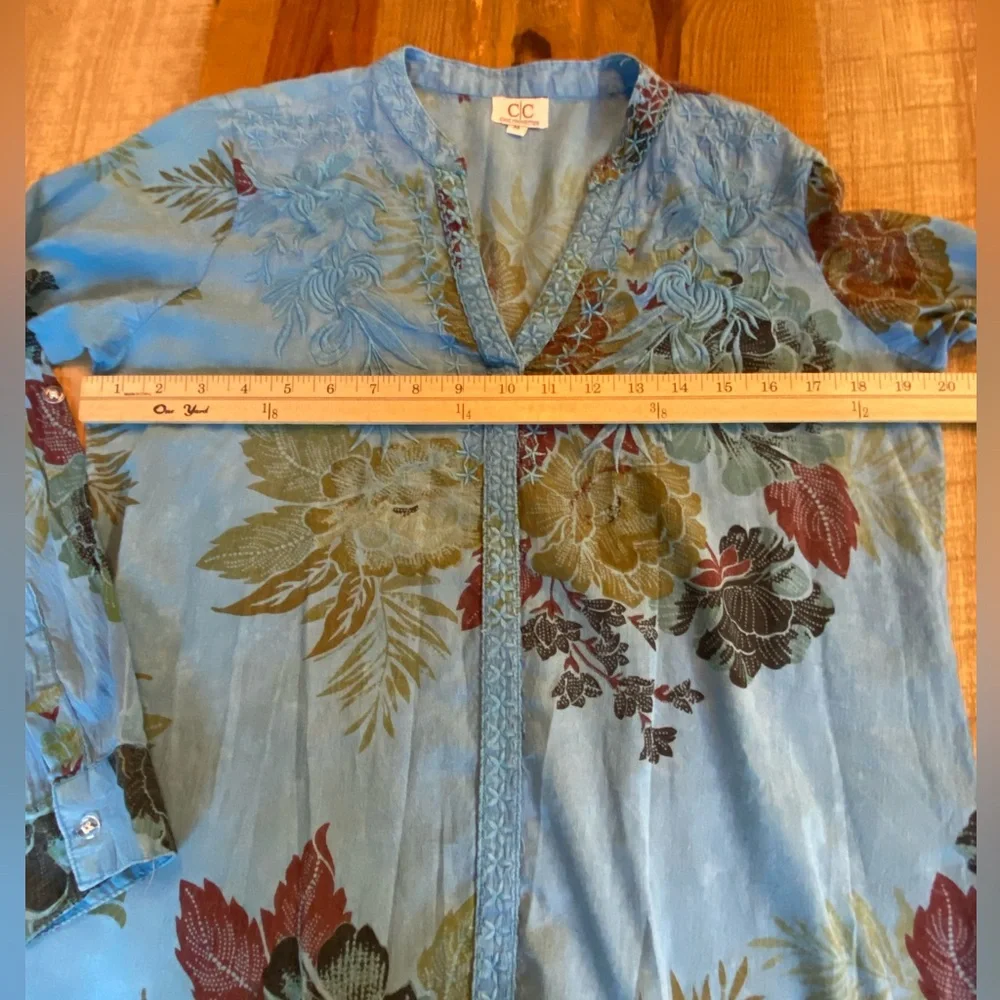 Chic Connection Boho Floral Embroidered V-neck Top
Size Medium - Picture 7 of 10